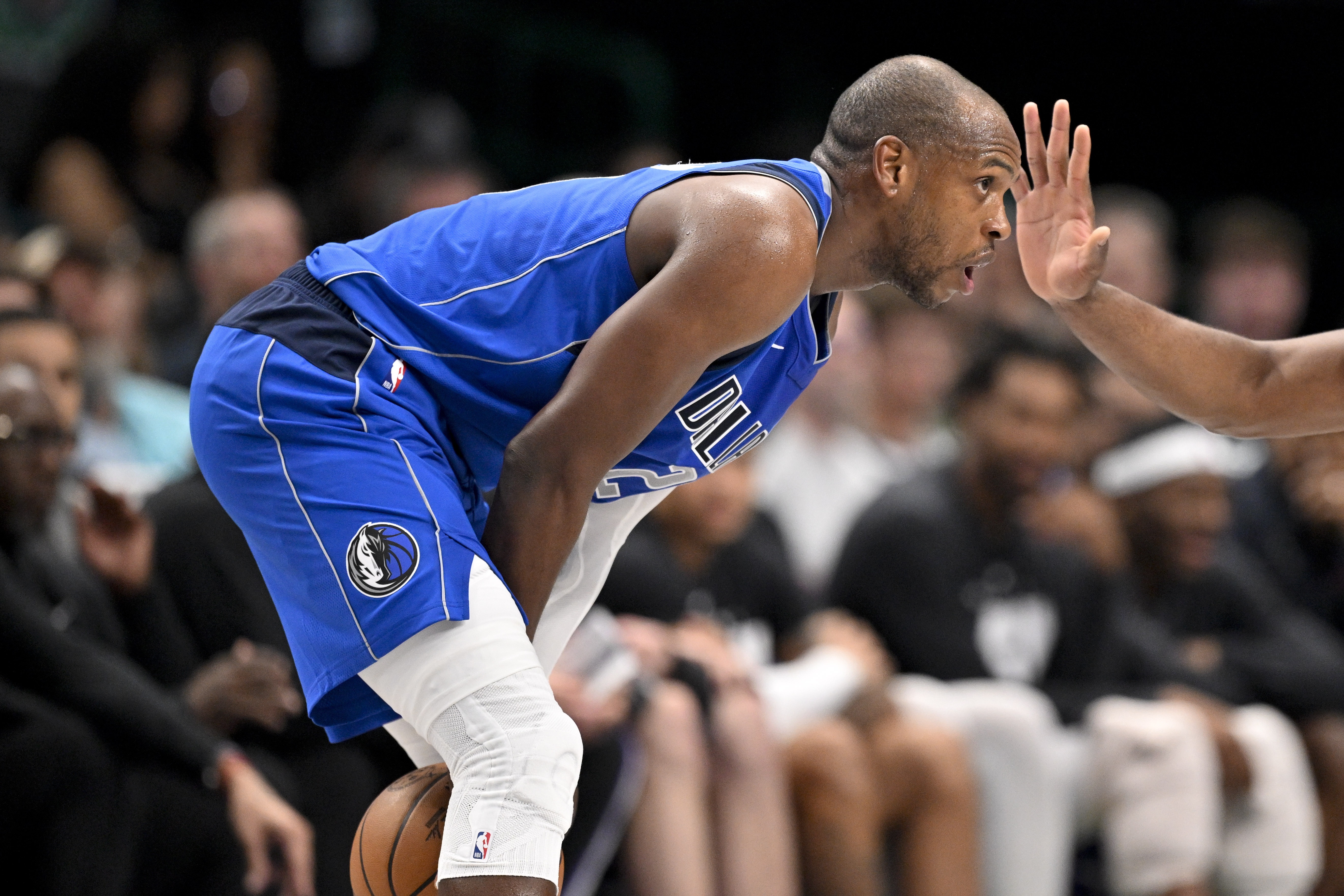 九游体育-战旧主手软！米德尔顿半场8中1仅拿到3分2板1助